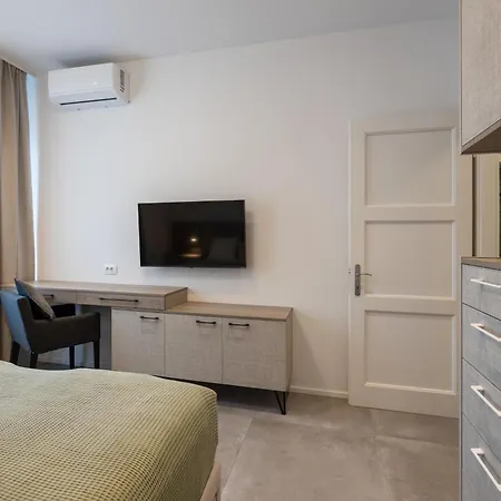 Gabi- New , 5 Min Walk From Diocletian S Palace Апартаменты